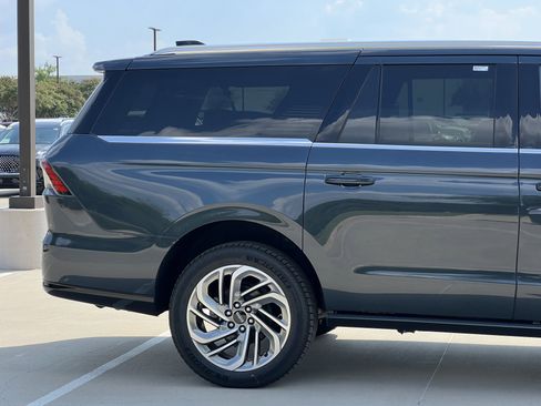 New 2025 Lincoln Navigator L Reserve image 11