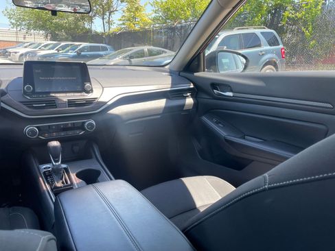 Used 2025 Nissan Altima 2.5 SV FWD image 30