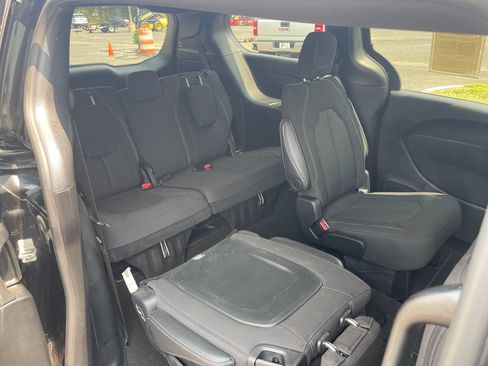 Used 2024 Chrysler Pacifica Touring FWD image 24