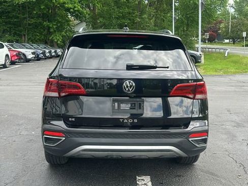 Used 2022 Volkswagen Taos SE w/ Panoramic Sunroof Package FWD image 6