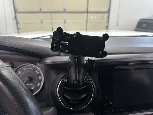Used 2018 Toyota Tacoma TRD Off-Road AWD/4WD image 30
