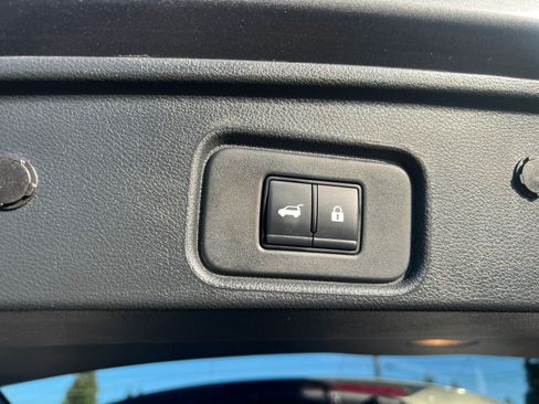 Used 2025 Nissan Pathfinder SV image 23