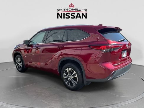Used 2021 Toyota Highlander XLE AWD/4WD image 4