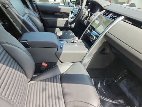 Certified 2025 Land Rover Discovery S image 3