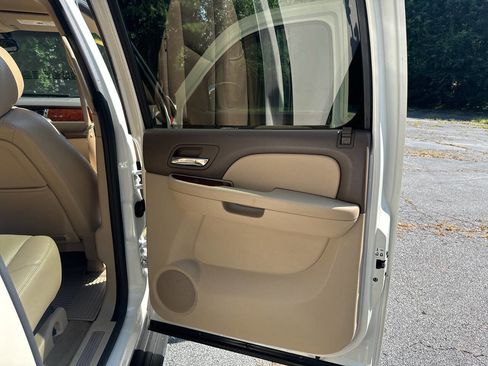 Used 2012 Chevrolet Avalanche LTZ image 25