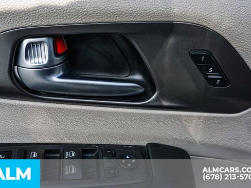 Used 2022 Chrysler Pacifica Touring-L image 55