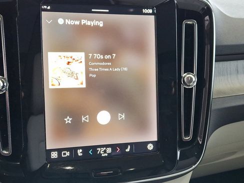 Used 2025 Volvo XC40 B5 Ultra w/ Climate Package image 18