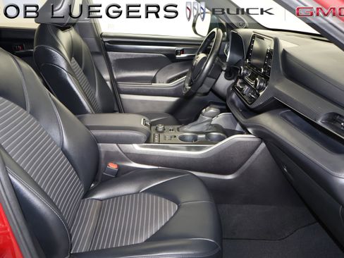 Used 2021 Toyota Highlander XSE AWD/4WD image 19