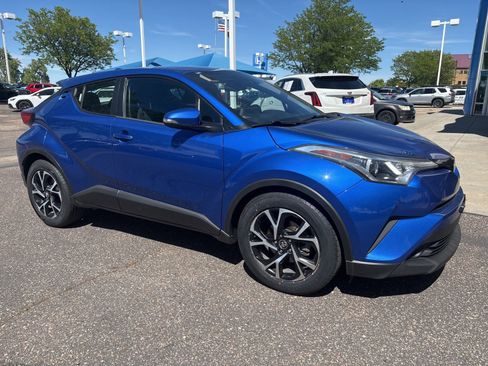 Used 2019 Toyota C-HR XLE FWD image 3