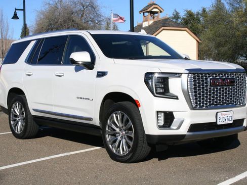 Used 2021 GMC Yukon Denali w/ Denali Premium Package image 8