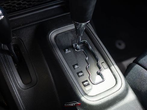 Used 2017 Jeep Wrangler Unlimited Sahara w/ Connectivity Group AWD/4WD image 31