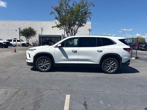 Used 2025 Buick Enclave Preferred AWD/4WD image 7