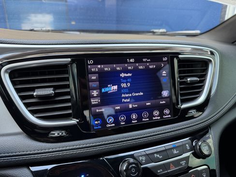 Used 2020 Chrysler Pacifica Limited w/ Advanced Safetytec Group FWD image 22