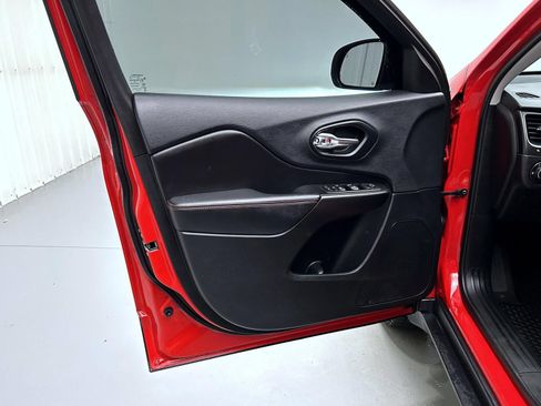 Used 2019 Jeep Cherokee Trailhawk w/ Cold Weather Group AWD/4WD image 9