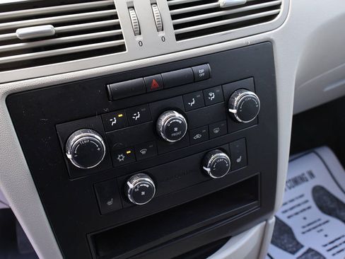 Used 2010 Volkswagen Routan SE FWD image 31