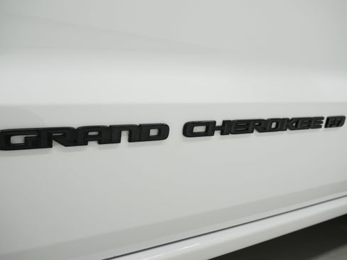 Used 2022 Jeep Grand Cherokee Laredo X RWD image 8