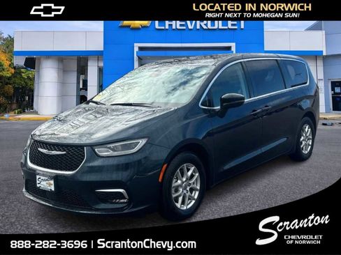 Used 2023 Chrysler Pacifica Touring-L image 1