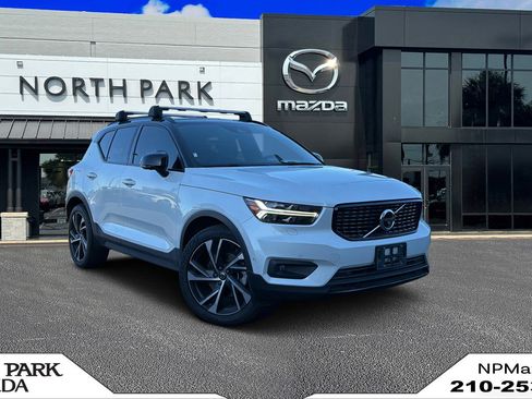 Used 2020 Volvo XC40 T5 R-Design image 1