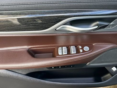 Used 2020 BMW 740i w/ M Sport Package RWD image 10