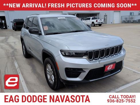 Used 2025 Jeep Grand Cherokee Laredo image 1