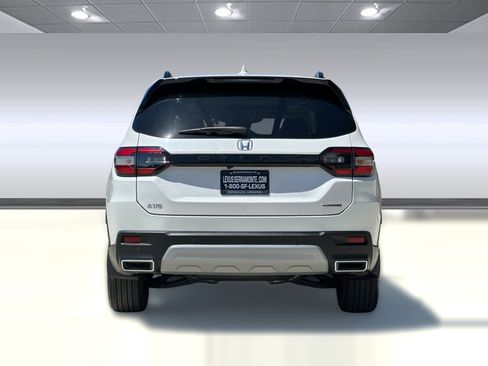 Used 2025 Honda Pilot Touring image 9