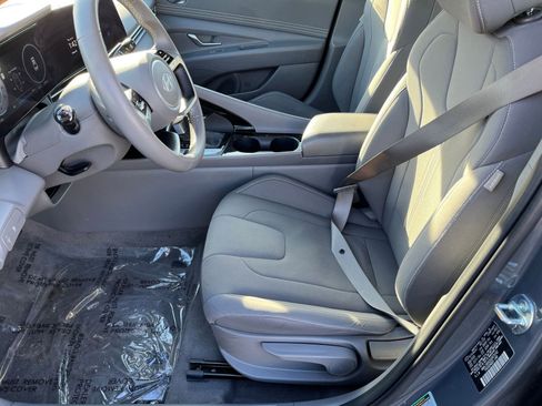 Used 2025 Hyundai Elantra SEL image 23