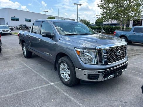 Used 2018 Nissan Titan SV w/ SV Convenience Package image 3