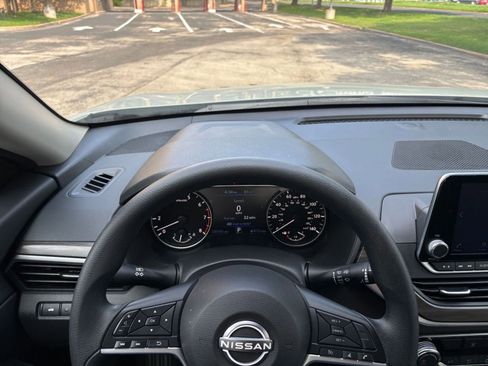 Used 2025 Nissan Altima 2.5 SV FWD image 29