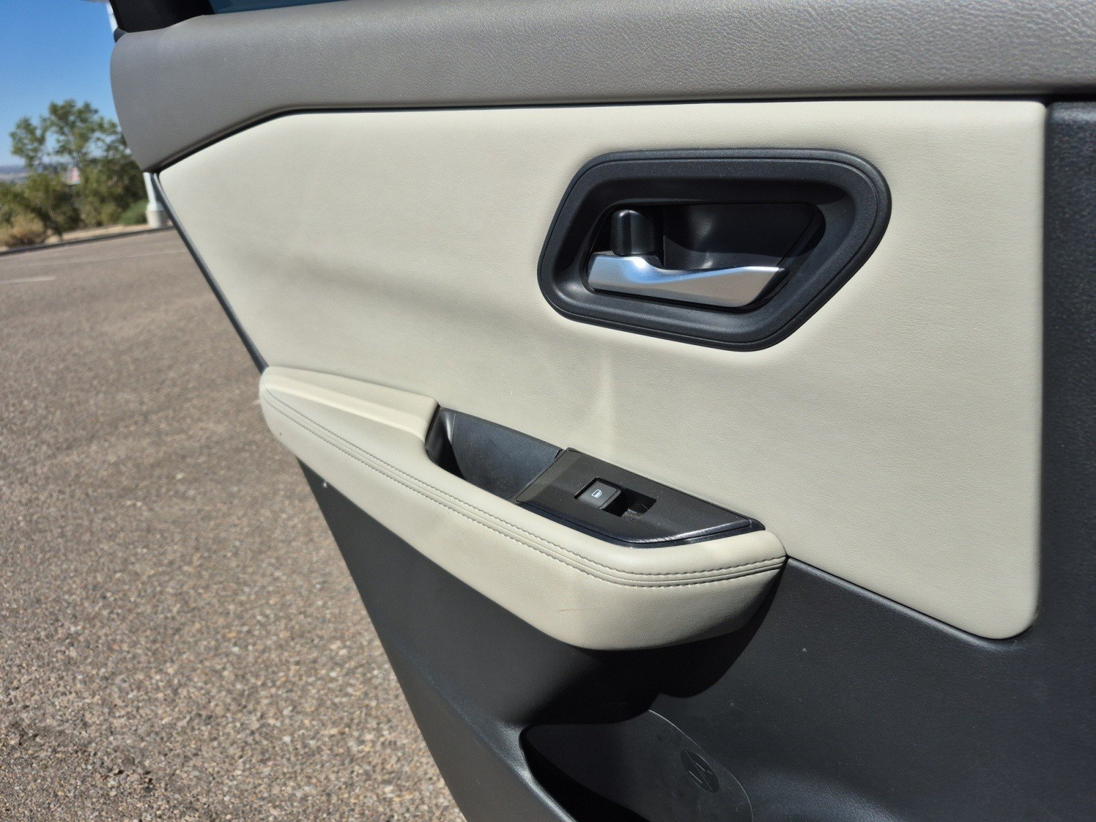 Used 2025 Nissan Rogue SV AWD/4WD image 19