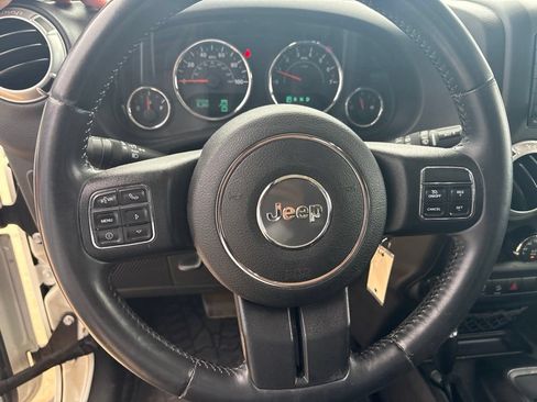 Used 2015 Jeep Wrangler Unlimited Rubicon w/ Connectivity Group AWD/4WD image 13