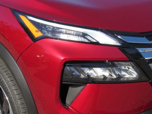 Used 2024 Nissan Rogue SV image 10