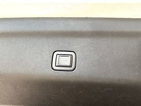 Used 2021 Chevrolet Tahoe Premier w/ Premium Package image 34