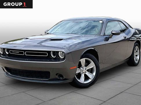 Used 2019 Dodge Challenger SXT RWD image 1