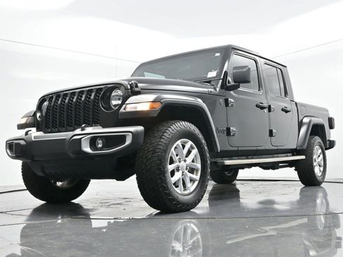 Used 2023 Jeep Gladiator Sport image 41