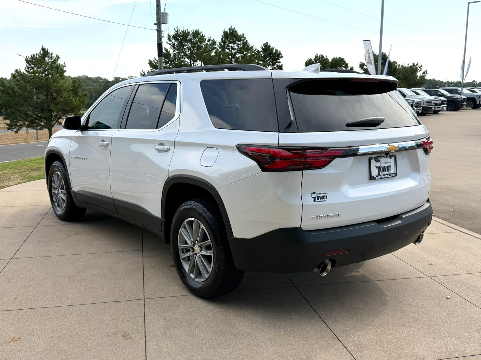 Used 2023 Chevrolet Traverse LT FWD image 4