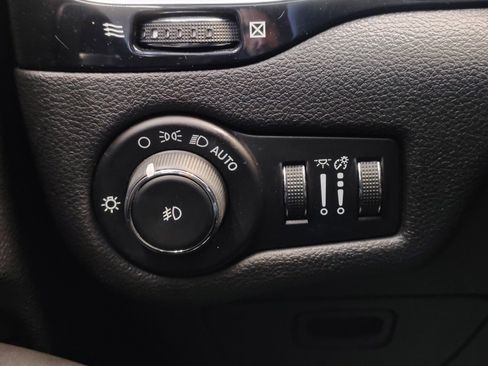 Used 2020 Jeep Cherokee Latitude Plus FWD image 24