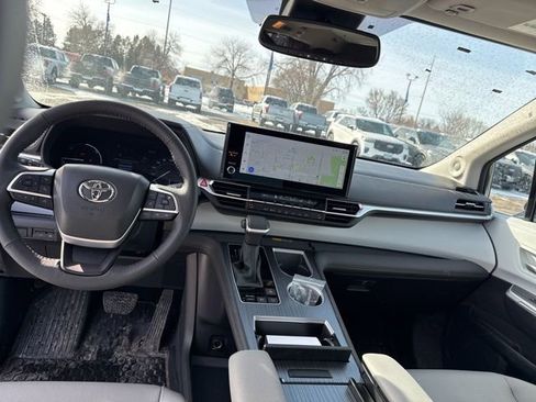 Used 2025 Toyota Sienna XLE w/ XLE Plus Package image 2
