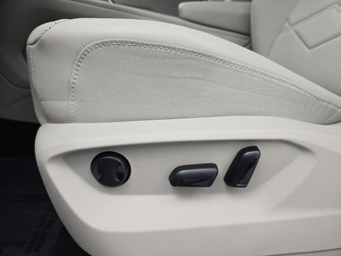 Used 2025 Volkswagen Atlas SE FWD image 30