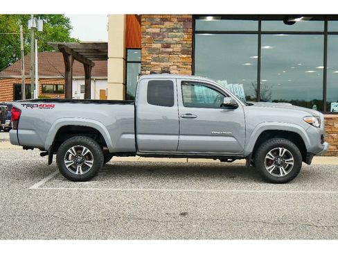Used 2019 Toyota Tacoma TRD Sport AWD/4WD image 2