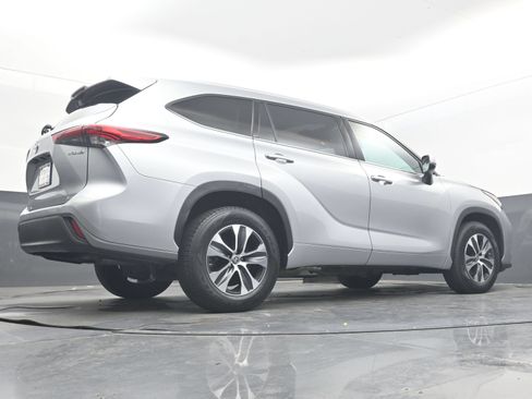 Used 2022 Toyota Highlander XLE FWD image 26