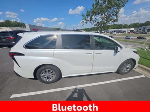 Used 2025 Toyota Sienna XLE FWD image 9
