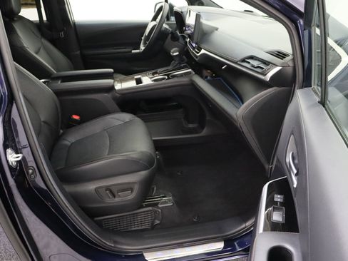 Used 2025 Toyota Sienna Platinum AWD/4WD image 43