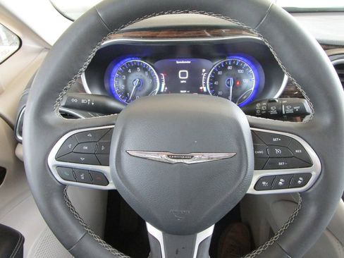 Used 2023 Chrysler Pacifica Limited image 34