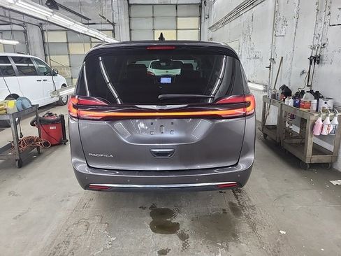 Used 2023 Chrysler Pacifica Touring-L FWD image 4