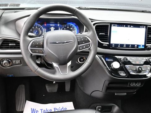 Used 2025 Chrysler Pacifica Select FWD image 32