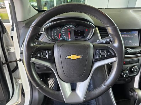 Used 2020 Chevrolet Trax LT w/ LT Convenience Package AWD/4WD image 24