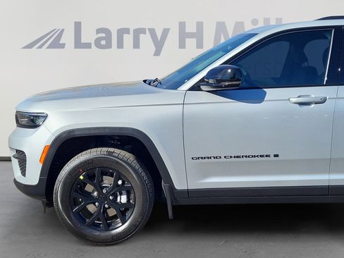 New 2025 Jeep Grand Cherokee Altitude image 2