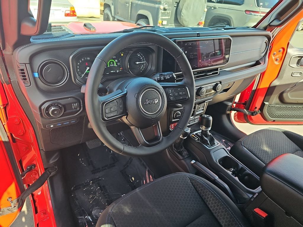 Used 2025 Jeep Wrangler Unlimited Rubicon 4xe w/ Safety Group AWD/4WD image 15