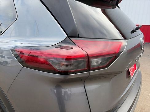 Used 2023 Nissan Rogue S image 18