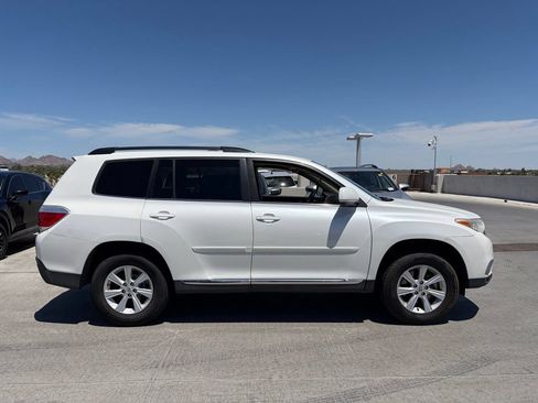 Used 2011 Toyota Highlander SE w/ Tow Pkg FWD image 3